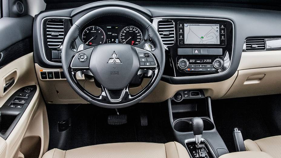 Interior bem acabado, com materiais agradáveis ao toque e com peças bem encaixadas - <a href="https://beta-develop.quatrorodas.abril.com.br/carros/testes/mitsubishi-new-outlander-2-2l-diesel-870160.shtml" rel="migration">Leia mais</a>