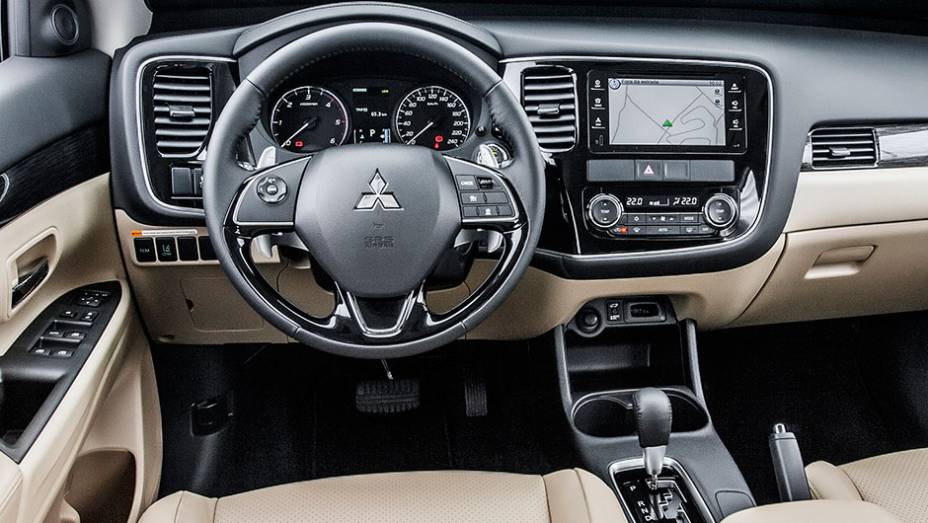 Interior bem acabado, com materiais agrad&aacute;veis ao toque e com pe&ccedil;as bem encaixadas - <a href="https://beta-develop.quatrorodas.abril.com.br/carros/testes/mitsubishi-new-outlander-2-2l-diesel-870160.shtml" rel="migration">Leia mais</a>