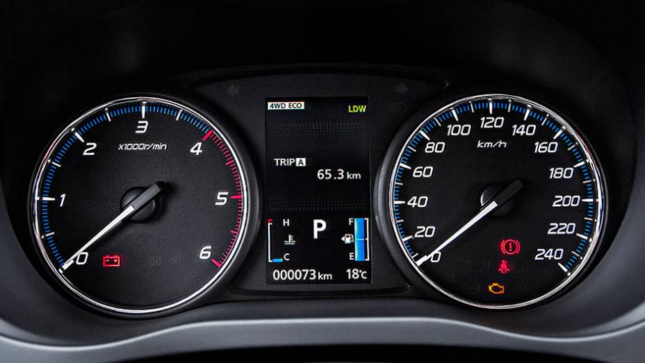 Cluster de instrumentos &eacute; relativamente simples, mas oferece boa visualiza&ccedil;&atilde;o - <a href="https://beta-develop.quatrorodas.abril.com.br/carros/testes/mitsubishi-new-outlander-2-2l-diesel-870160.shtml" rel="migration">Leia mais</a>
