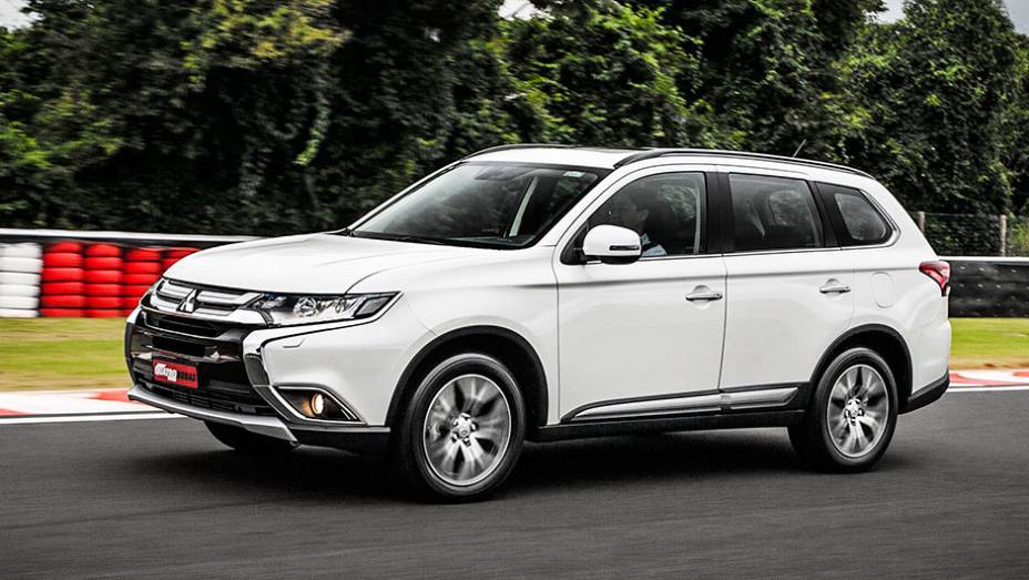 A Mitsubishi, além da reestilização visual, promoveu mudanças em prol do melhor isolamento acústico da cabine - <a href="https://beta-develop.quatrorodas.abril.com.br/carros/testes/mitsubishi-new-outlander-2-2l-diesel-870160.shtml" rel="migration">Leia mais</a>