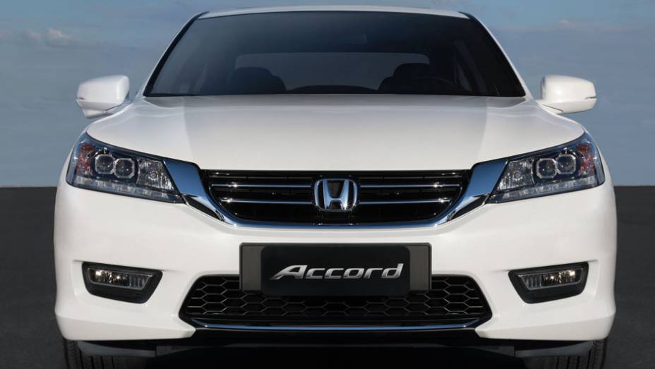 De frente &eacute; f&aacute;cil notar semelhan&ccedil;as com o utilit&aacute;rio esportivo CR-V | <a href="https://beta-develop.quatrorodas.abril.com.br/carros/lancamentos/honda-accord-2014-744960.shtml" rel="migration">Leia mais</a>