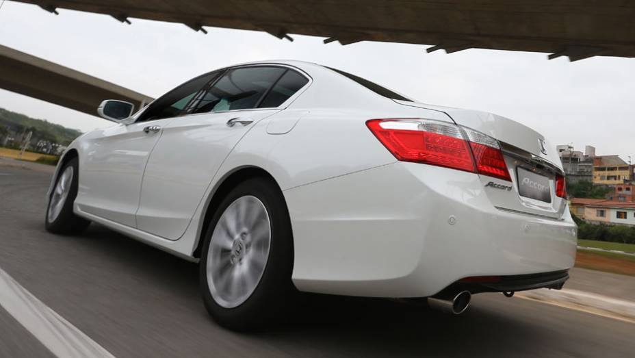 A traseira tem estilo mais discreto, com lanternas que lembram um pouco os modelos da BMW | <a href="https://beta-develop.quatrorodas.abril.com.br/carros/lancamentos/honda-accord-2014-744960.shtml" rel="migration">Leia mais</a>