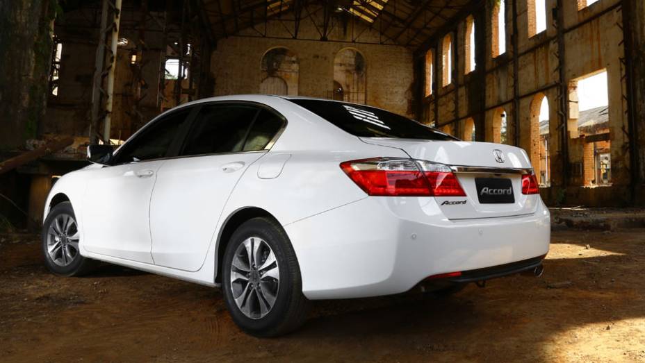 Apesar do design moderno, o Accord continua sendo discreto | <a href="https://beta-develop.quatrorodas.abril.com.br/carros/lancamentos/honda-accord-2014-744960.shtml" rel="migration">Leia mais</a>