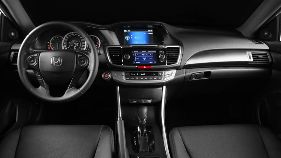 O interior traz bom acabamento e comandos com f&aacute;cil acesso aos ocupantes | <a href="https://beta-develop.quatrorodas.abril.com.br/carros/lancamentos/honda-accord-2014-744960.shtml" rel="migration">Leia mais</a>