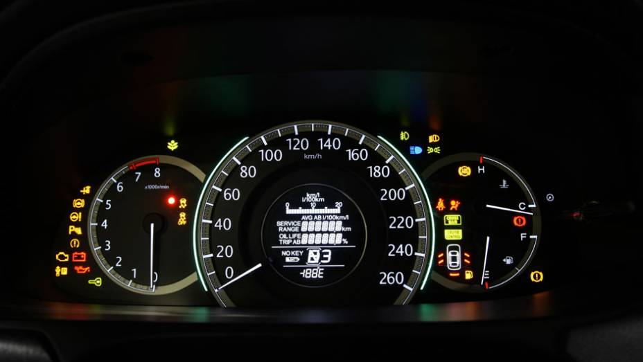 Se o painel não é tão ousado, ele facilita a visualização das informações | <a href="https://beta-develop.quatrorodas.abril.com.br/carros/lancamentos/honda-accord-2014-744960.shtml" rel="migration">Leia mais</a>