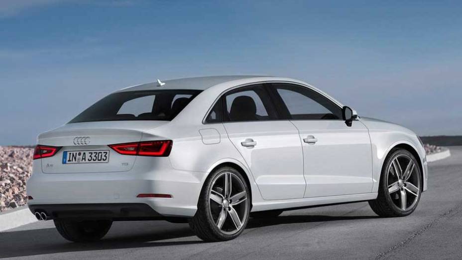 A traseira lembra muito outros sedãs da marca, como o A4 e o A6 | <a href="https://beta-develop.quatrorodas.abril.com.br/saloes/new-york/2013/audi-a3-s3-sedan-737169.shtml" rel="migration">Leia mais</a>