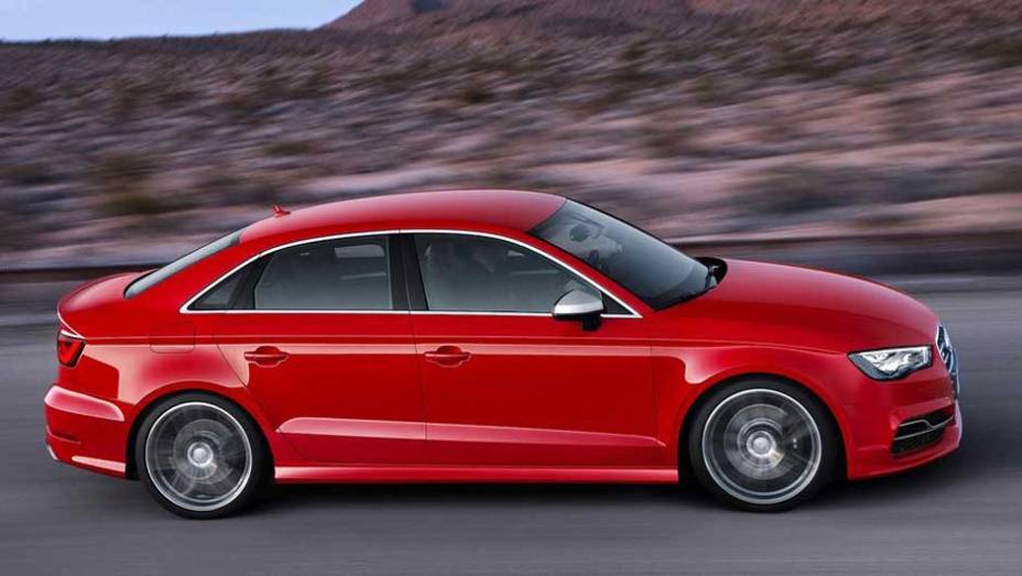 Por fora, ele se diferencia do A3 Sedan pelos novos para-choques, saias laterais e spoiler no porta-malas | <a href="https://beta-develop.quatrorodas.abril.com.br/saloes/new-york/2013/audi-a3-s3-sedan-737169.shtml" rel="migration">Leia mais</a>