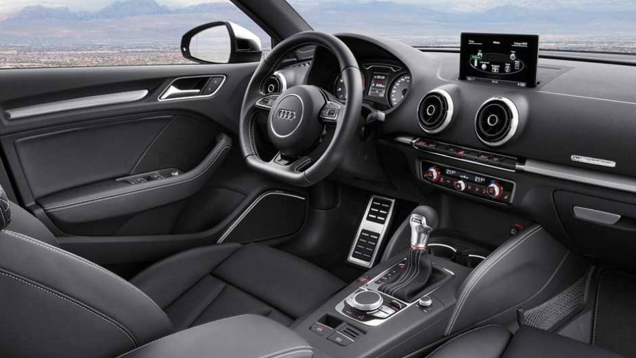 No caso do S3 Sedan, alguns detalhes têm apliques prateados e as pedaleiras são de alumínio | <a href="https://beta-develop.quatrorodas.abril.com.br/saloes/new-york/2013/audi-a3-s3-sedan-737169.shtml" rel="migration">Leia mais</a> No caso do S3 Sedan, alguns detalhes têm apliques prateados e as pedaleiras são de alumínio | <a href="https://beta-develop.quatrorodas.abril.com.br/saloes/new-york/2013/audi-a3-s3-sedan-737169.shtml" rel="migration">Leia mais</a>