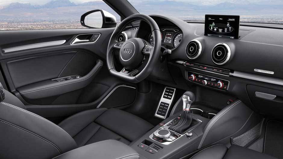 No caso do S3 Sedan, alguns detalhes têm apliques prateados e as pedaleiras são de alumínio | <a href="https://beta-develop.quatrorodas.abril.com.br/saloes/new-york/2013/audi-a3-s3-sedan-737169.shtml" rel="migration">Leia mais</a> No caso do S3 Sedan, alguns detalhes têm apliques prateados e as pedaleiras são de alumínio | <a href="https://beta-develop.quatrorodas.abril.com.br/saloes/new-york/2013/audi-a3-s3-sedan-737169.shtml" rel="migration">Leia mais</a>