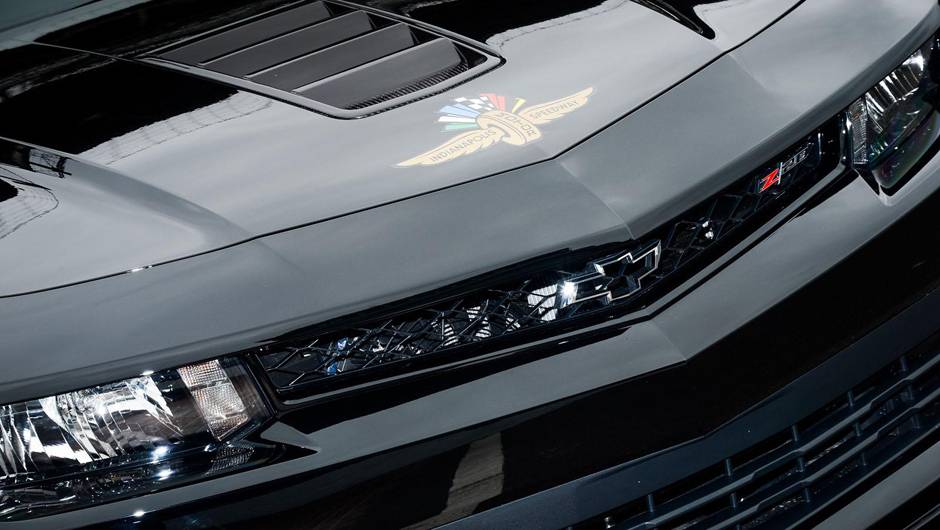 O Chevrolet Camaro &eacute; tradicionalmente o carro usado como Pace Car | <a href="https://beta-develop.quatrorodas.abril.com.br/noticias/fabricantes/f-indy-apresenta-seu-novo-pace-car-chevrolet-camaro-z-28-777840.shtml" rel="migration">Leia mais</a>