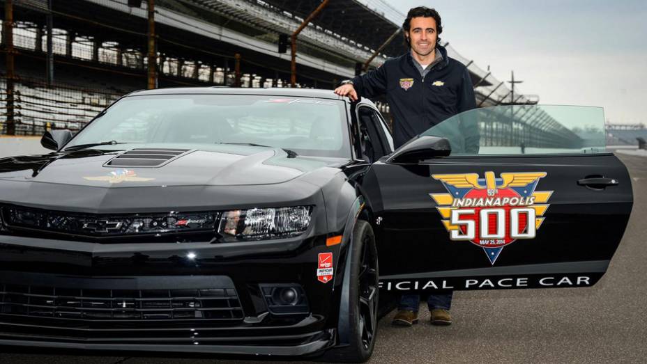 O carro será dirigido pelo tricampeão da prova, Dario Franchitti | <a href="https://beta-develop.quatrorodas.abril.com.br/noticias/fabricantes/f-indy-apresenta-seu-novo-pace-car-chevrolet-camaro-z-28-777840.shtml" rel="migration">Leia mais</a>