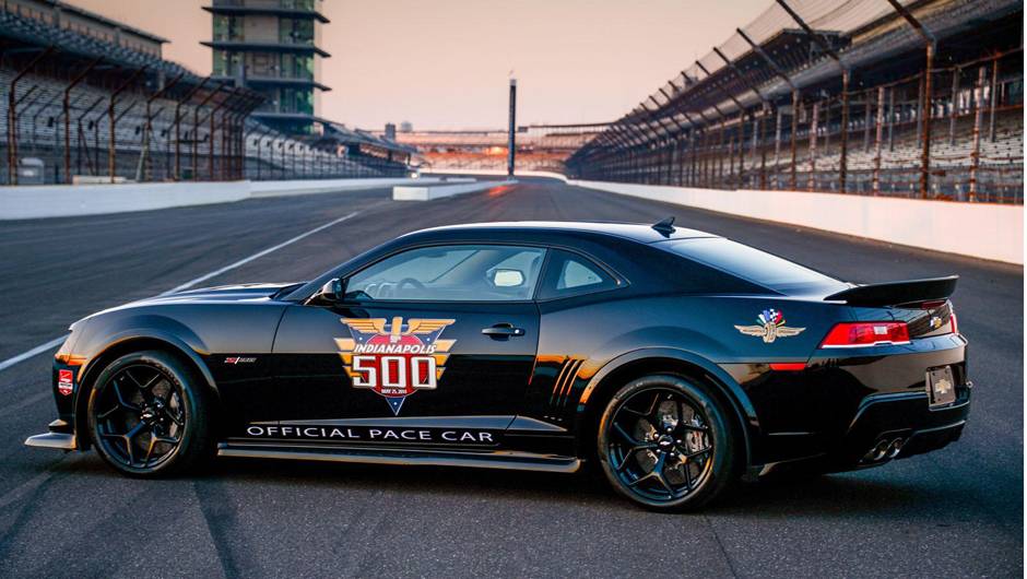 O modelo ser&aacute; todo preto, apenas com logos nas laterais do ve&iacute;culo | <a href="https://beta-develop.quatrorodas.abril.com.br/noticias/fabricantes/f-indy-apresenta-seu-novo-pace-car-chevrolet-camaro-z-28-777840.shtml" rel="migration">Leia mais</a>