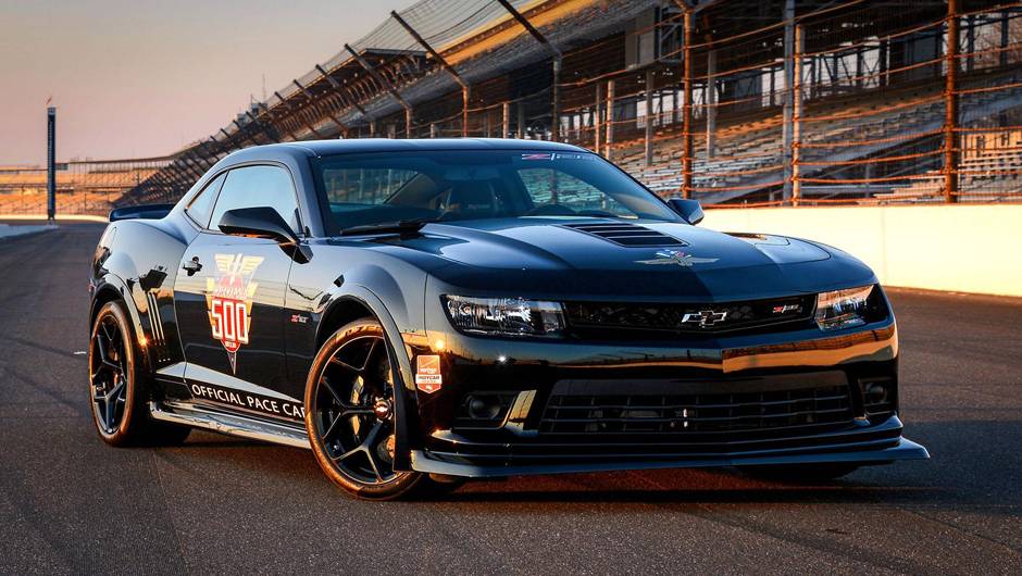O carro tem kit aerodin&acirc;mico | <a href="https://beta-develop.quatrorodas.abril.com.br/noticias/fabricantes/f-indy-apresenta-seu-novo-pace-car-chevrolet-camaro-z-28-777840.shtml" rel="migration">Leia mais</a>