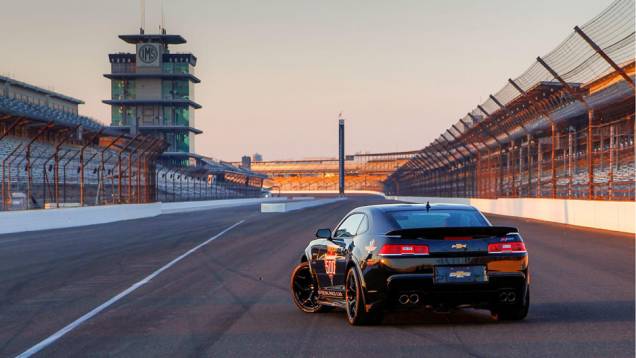 Sistema de escapamento com quatro tubos | <a href="https://beta-develop.quatrorodas.abril.com.br/noticias/fabricantes/f-indy-apresenta-seu-novo-pace-car-chevrolet-camaro-z-28-777840.shtml" rel="migration">Leia mais</a> Sistema de escapamento com quatro tubos | <a href="https://beta-develop.quatrorodas.abril.com.br/noticias/fabricantes/f-indy-apresenta-seu-novo-pace-car-chevrolet-camaro-z-28-777840.shtml" rel="migration">Leia mais</a>
