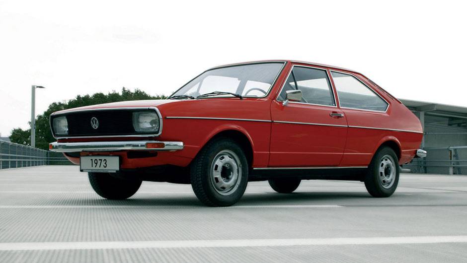 A primeira gera&ccedil;&atilde;o do Passat estreou na Europa em maio de 1973; com linhas assinadas por Giorgetto Giugiaro, vendeu 2,5 milh&otilde;es de unidades em sete anos somente na Alemanha