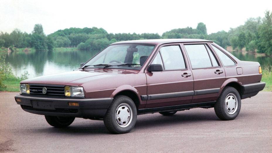 Em 1981, o Passat ganhou tra&ccedil;os mais retos e ficou maior; suas vers&otilde;es sed&atilde; e perua s&atilde;o velhas conhecidas dos brasileiros: aqui, foram vendidas como Santana e Quantum
