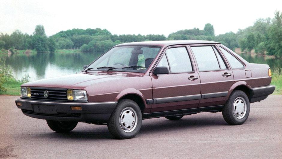 Em 1981, o Passat ganhou tra&ccedil;os mais retos e ficou maior; suas vers&otilde;es sed&atilde; e perua s&atilde;o velhas conhecidas dos brasileiros: aqui, foram vendidas como Santana e Quantum