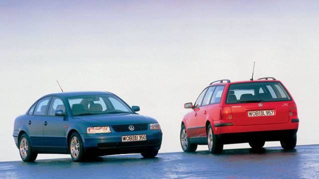 Um Passat completamente novo estreou em 1996; com a plataforma do primeiro Audi A4, ele inaugurou uma nova identidade visual de design na VW Um Passat completamente novo estreou em 1996; com a plataforma do primeiro Audi A4, ele inaugurou uma nova identidade visual de design na VW