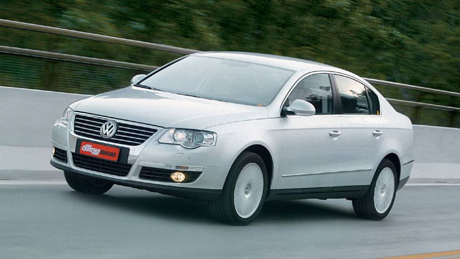 A sexta gera&ccedil;&atilde;o do Passat surgiu no Sal&atilde;o de Genebra de 2005; em vez de usar plataforma Audi, o carro aproveitava uma derivada do Golf V