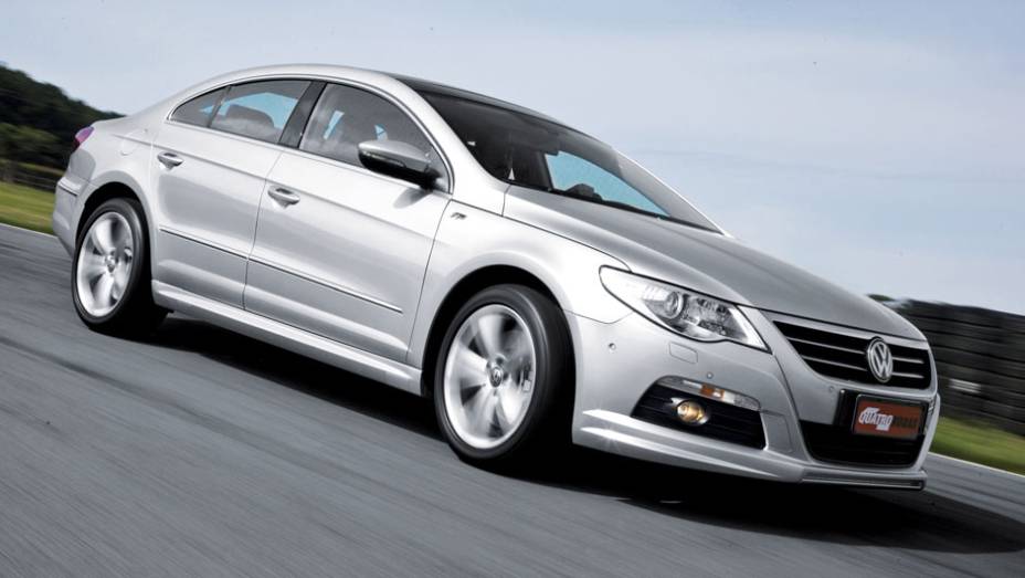 Em 2008 foi a vez do Passat CC debutar no Sal&atilde;o de Detroit; concebido para encarar o Mercedes-Benz CLS, trazia um possante motor 3.5 V6 de 300 cv