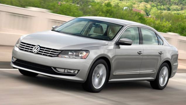 Ao contrário das antigas gerações, a VW lançou um Passat exclusivamente para os EUA; revelado em 2011, ele é 11 centímetros mais longo que o parente europeu (4,87 metros contra 4,76 metros) Ao contrário das antigas gerações, a VW lançou um Passat exclusivamente para os EUA; revelado em 2011, ele é 11 centímetros mais longo que o parente europeu (4,87 metros contra 4,76 metros)