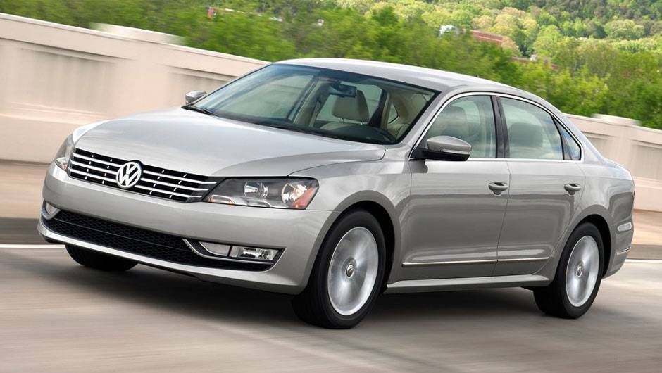 Ao contrário das antigas gerações, a VW lançou um Passat exclusivamente para os EUA; revelado em 2011, ele é 11 centímetros mais longo que o parente europeu (4,87 metros contra 4,76 metros) Ao contrário das antigas gerações, a VW lançou um Passat exclusivamente para os EUA; revelado em 2011, ele é 11 centímetros mais longo que o parente europeu (4,87 metros contra 4,76 metros)
