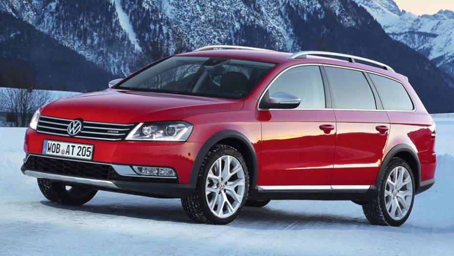 Na onda aventureira, a VW lançou a Passat Alltrack em 2011; baseada na Variant atual, tem os adereços plásticos pintados de preto e prata que caracterizam este tipo de carro