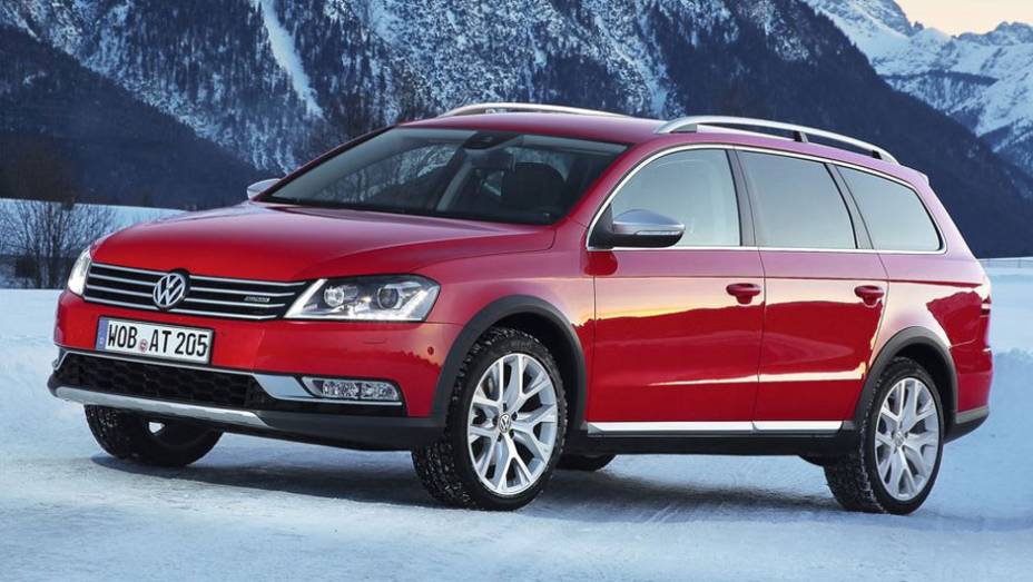 Na onda aventureira, a VW lan&ccedil;ou a Passat Alltrack em 2011; baseada na Variant atual, tem os adere&ccedil;os pl&aacute;sticos pintados de preto e prata que caracterizam este tipo de carro
