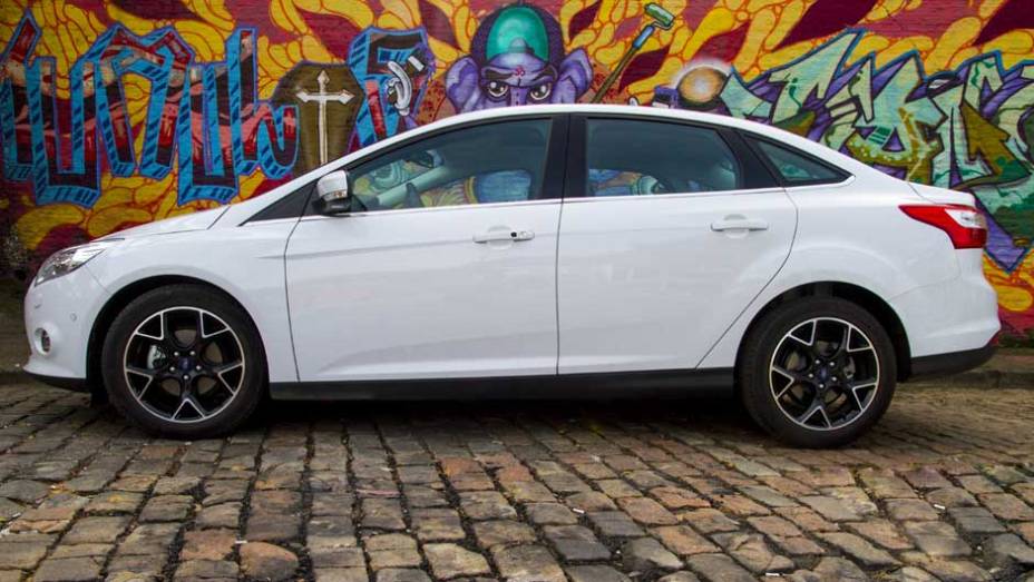 Projeto global, ele tem estilo bem mais esportivo que seu antecessor | <a href="https://beta-develop.quatrorodas.abril.com.br/carros/lancamentos/novo-ford-focus-sedan-755333.shtml" rel="migration">Leia mais</a>