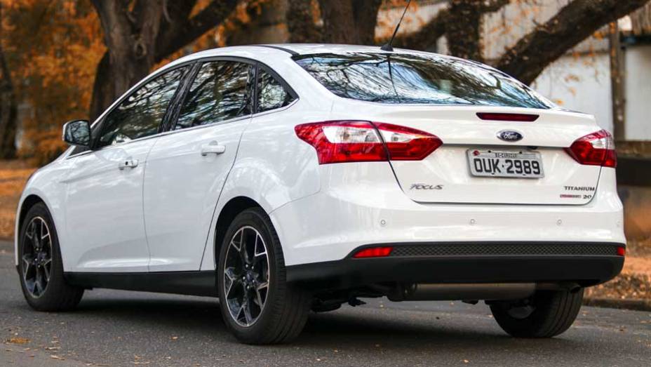 O formato ousado das lanternas chama atenção na parte traseira | <a href="https://beta-develop.quatrorodas.abril.com.br/carros/lancamentos/novo-ford-focus-sedan-755333.shtml" rel="migration">Leia mais</a>