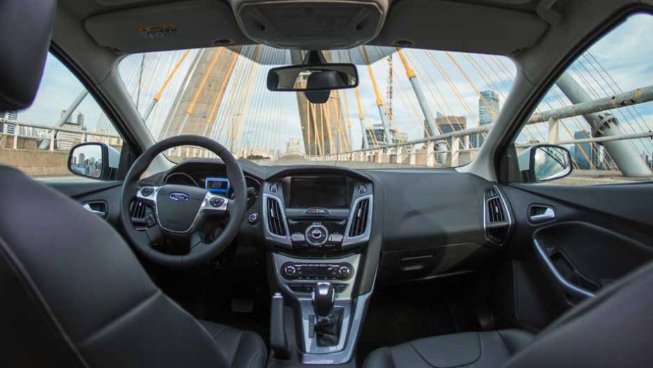 Interior é aconchegante, mas faltam equipamentos oferecidos na concorrência | <a href="https://beta-develop.quatrorodas.abril.com.br/carros/lancamentos/novo-ford-focus-sedan-755333.shtml" rel="migration">Leia mais</a>