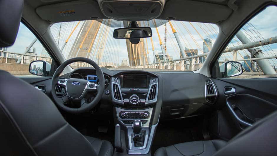 Interior é aconchegante, mas faltam equipamentos oferecidos na concorrência | <a href="https://beta-develop.quatrorodas.abril.com.br/carros/lancamentos/novo-ford-focus-sedan-755333.shtml" rel="migration">Leia mais</a> Interior é aconchegante, mas faltam equipamentos oferecidos na concorrência | <a href="https://beta-develop.quatrorodas.abril.com.br/carros/lancamentos/novo-ford-focus-sedan-755333.shtml" rel="migration">Leia mais</a>
