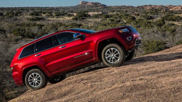 Os tra&ccedil;os retil&iacute;neos ganharam contornos mais suaves, especialmente na frente | <a href="https://beta-develop.quatrorodas.abril.com.br/carros/lancamentos/jeep-grand-cherokee-771722.shtml" rel="migration">Leia mais</a>