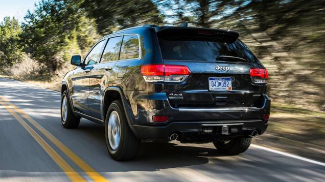 Na traseira, as lanternas foram redesenhadas e a r&eacute;gua cromada no centro da tampa sumiu | <a href="https://beta-develop.quatrorodas.abril.com.br/carros/lancamentos/jeep-grand-cherokee-771722.shtml" rel="migration">Leia mais</a>