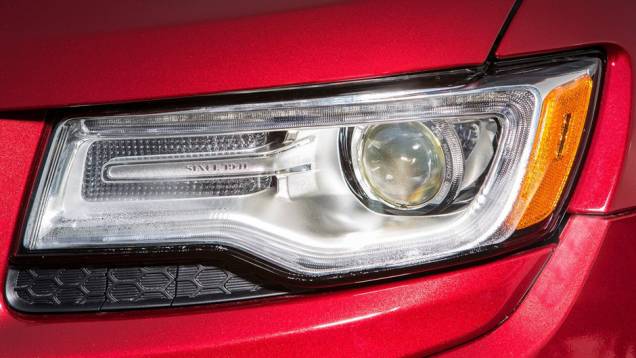 Os far&oacute;is ficaram mais ousados e por tr&aacute;s das lentes h&aacute; a inscri&ccedil;&atilde;o Since 1941, em alus&atilde;o ao ano de funda&ccedil;&atilde;o da marca Jeep | <a href="https://beta-develop.quatrorodas.abril.com.br/carros/lancamentos/jeep-grand-cherokee-771722.shtml" rel="migration">Leia mais</a>
