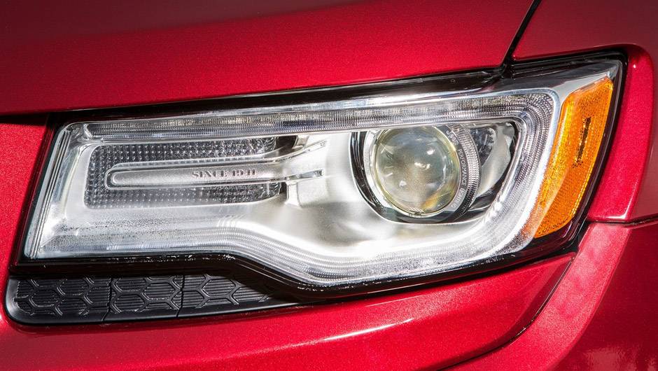 Os faróis ficaram mais ousados e por trás das lentes há a inscrição Since 1941, em alusão ao ano de fundação da marca Jeep | <a href="https://beta-develop.quatrorodas.abril.com.br/carros/lancamentos/jeep-grand-cherokee-771722.shtml" rel="migration">Leia mais</a> Os faróis ficaram mais ousados e por trás das lentes há a inscrição Since 1941, em alusão ao ano de fundação da marca Jeep | <a href="https://beta-develop.quatrorodas.abril.com.br/carros/lancamentos/jeep-grand-cherokee-771722.shtml" rel="migration">Leia mais</a>