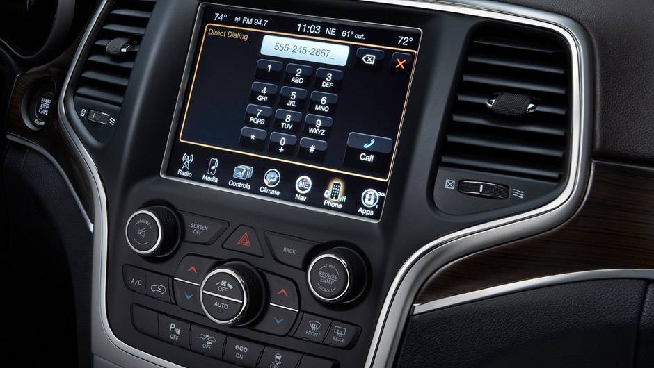 Tela multimídia da central U Connect é de cinco polegadas na versão Laredo e 8,4 polegadas na Limited | <a href="https://beta-develop.quatrorodas.abril.com.br/carros/lancamentos/jeep-grand-cherokee-771722.shtml" rel="migration">Leia mais</a> Tela multimídia da central U Connect é de cinco polegadas na versão Laredo e 8,4 polegadas na Limited | <a href="https://beta-develop.quatrorodas.abril.com.br/carros/lancamentos/jeep-grand-cherokee-771722.shtml" rel="migration">Leia mais</a>