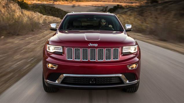 Muita coisa mudou desde os anos 40, mas um detalhe permanece: as sete barras verticais da grade, que identificam os carros da Jeep; o novo Grand Cherokee sai por R$ 185.900 na vers&atilde;o Laredo | <a href="https://beta-develop.quatrorodas.abril.com.br/carros/lancamentos/jee" rel="migration"></a>