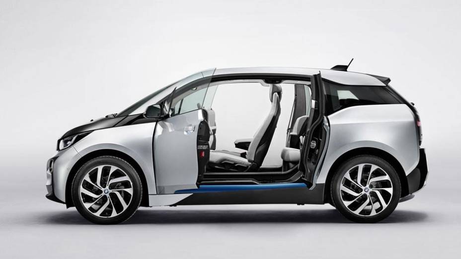 Acesso à parte traseira do interior é realizado por portas com abertura em sentido invertido | <a href="https://beta-develop.quatrorodas.abril.com.br/saloes/frankfurt/2013/bmw-i3-753151.shtml" rel="migration">Leia mais</a>