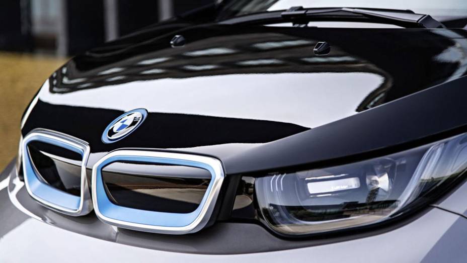 A autonomia sobe para aproximadamente 300 quilômetros com um motor a gasolina que abastece a bateria de íon-lítio | <a href="https://beta-develop.quatrorodas.abril.com.br/saloes/frankfurt/2013/bmw-i3-753151.shtml" rel="migration">Leia mais</a>