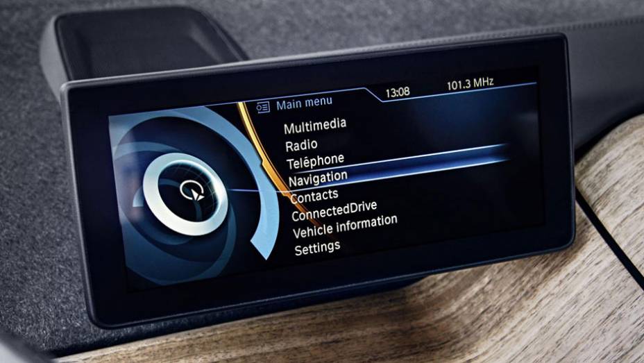 Central multimídia com tela touchscreen mostra as funções do iDrive | <a href="https://beta-develop.quatrorodas.abril.com.br/saloes/frankfurt/2013/bmw-i3-753151.shtml" rel="migration">Leia mais</a>