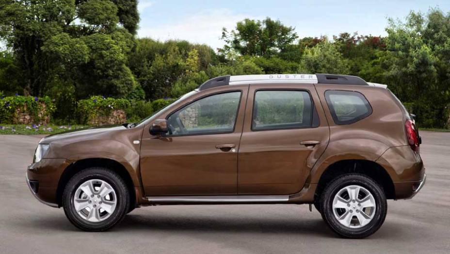 Quase tudo igual olhando de lado: apenas as barras longitudinais foram redesenhadas | <a href="https://beta-develop.quatrorodas.abril.com.br/noticias/fabricantes/renault-duster-2016-estreia-novo-visual-852094.shtml" target="_blank" rel="migration">Leia mais</a>