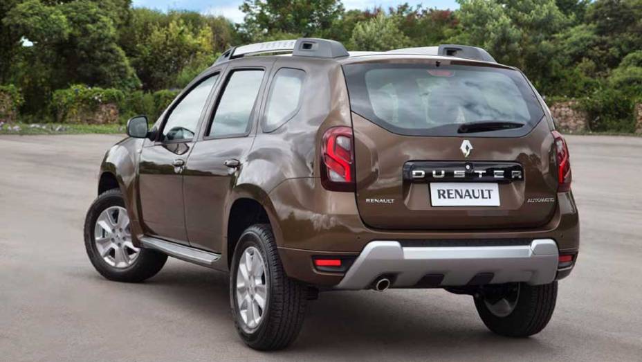 Na traseira, novas lanternas e puxador da tampa do porta-malas em preto brilhante | <a href="https://beta-develop.quatrorodas.abril.com.br/noticias/fabricantes/renault-duster-2016-estreia-novo-visual-852094.shtml" target="_blank" rel="migration">Leia mais</a>