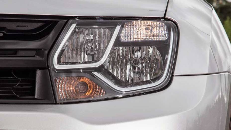 Detalhes dos leds nos faróis | <a href="https://beta-develop.quatrorodas.abril.com.br/noticias/fabricantes/renault-duster-2016-estreia-novo-visual-852094.shtml" target="_blank" rel="migration">Leia mais</a>