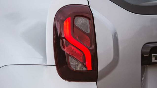 Desenho das lanternas é exclusivo para o mercado brasileiro | <a href="https://beta-develop.quatrorodas.abril.com.br/noticias/fabricantes/renault-duster-2016-estreia-novo-visual-852094.shtml" target="_blank" rel="migration">Leia mais</a> Desenho das lanternas é exclusivo para o mercado brasileiro | <a href="https://beta-develop.quatrorodas.abril.com.br/noticias/fabricantes/renault-duster-2016-estreia-novo-visual-852094.shtml" target="_blank" rel="migration">Leia mais</a>