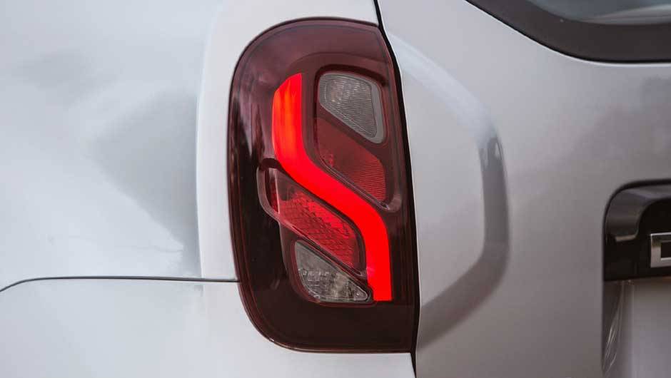 Desenho das lanternas é exclusivo para o mercado brasileiro | <a href="https://beta-develop.quatrorodas.abril.com.br/noticias/fabricantes/renault-duster-2016-estreia-novo-visual-852094.shtml" target="_blank" rel="migration">Leia mais</a> Desenho das lanternas é exclusivo para o mercado brasileiro | <a href="https://beta-develop.quatrorodas.abril.com.br/noticias/fabricantes/renault-duster-2016-estreia-novo-visual-852094.shtml" target="_blank" rel="migration">Leia mais</a>