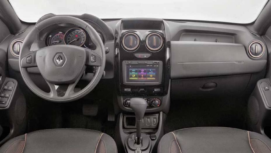 Interior traz novo painel de instrumentos, volante de três raios do Logan e console central com acabamento preto | <a href="https://beta-develop.quatrorodas.abril.com.br/noticias/fabricantes/renault-duster-2016-estreia-novo-visual-852094.shtml" target="_blank" rel="migration">Leia mais</a>