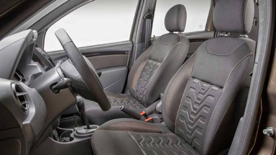 Bancos ganharam novo revestimento com detalhes em baixo relevo e costuras na cor marrom | <a href="https://beta-develop.quatrorodas.abril.com.br/noticias/fabricantes/renault-duster-2016-estreia-novo-visual-852094.shtml" target="_blank" rel="migration">Leia mais</a> Bancos ganharam novo revestimento com detalhes em baixo relevo e costuras na cor marrom | <a href="https://beta-develop.quatrorodas.abril.com.br/noticias/fabricantes/renault-duster-2016-estreia-novo-visual-852094.shtml" target="_blank" rel="migration">Leia mais</a>