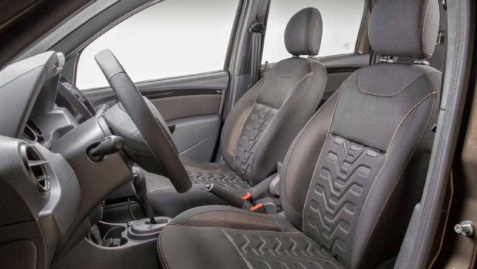 Bancos ganharam novo revestimento com detalhes em baixo relevo e costuras na cor marrom | <a href="https://beta-develop.quatrorodas.abril.com.br/noticias/fabricantes/renault-duster-2016-estreia-novo-visual-852094.shtml" target="_blank" rel="migration">Leia mais</a> Bancos ganharam novo revestimento com detalhes em baixo relevo e costuras na cor marrom | <a href="https://beta-develop.quatrorodas.abril.com.br/noticias/fabricantes/renault-duster-2016-estreia-novo-visual-852094.shtml" target="_blank" rel="migration">Leia mais</a>