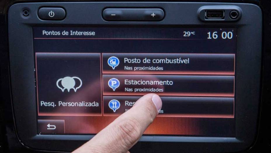 Central multimídia Media NAV Evolution traz acesso a redes sociais e aplicativos | <a href="https://beta-develop.quatrorodas.abril.com.br/noticias/fabricantes/renault-duster-2016-estreia-novo-visual-852094.shtml" target="_blank" rel="migration">Leia mais</a>